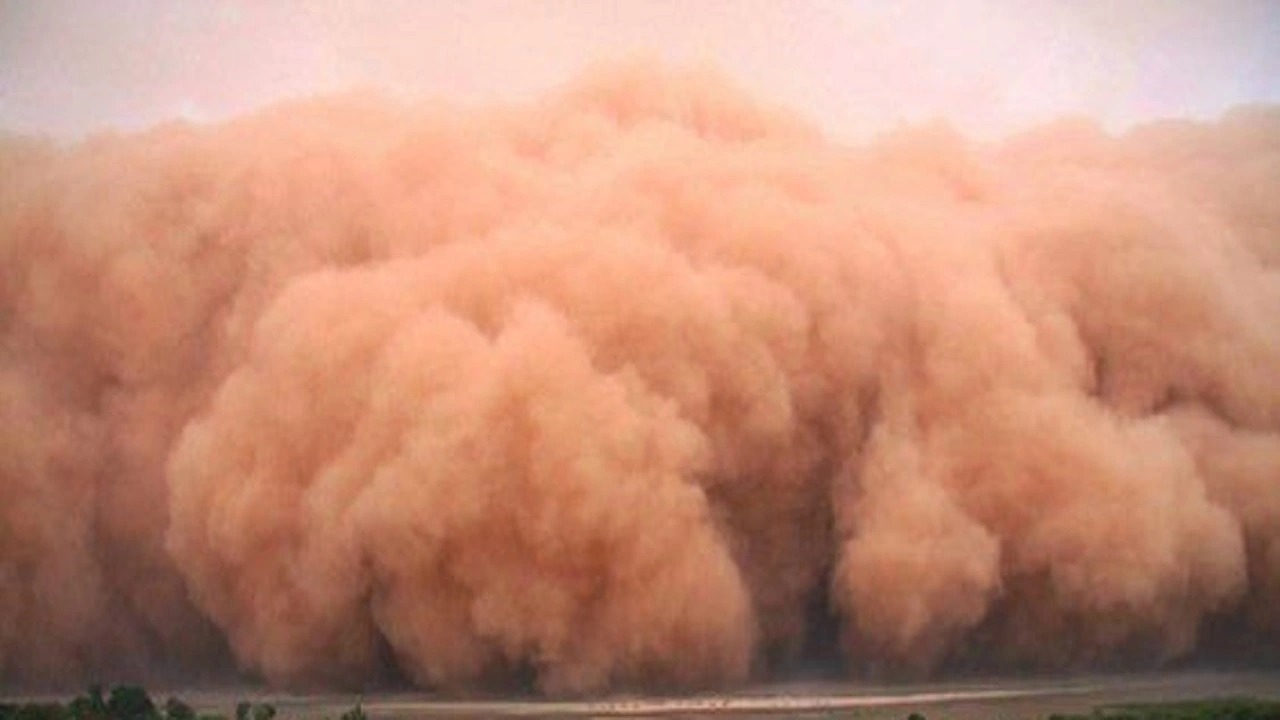 الأرصاد تعلن حالة الطوارئ لمواجهة رياح غبارية وأمطار غزيرة تجتاح المحافظات